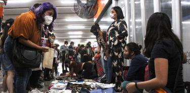 Bazar instalado por colectivos feministas en la estación Hidalgo del metro capitalino