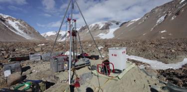 Instalación de extracción de núcleos de hielo en el valle Ong de la Antártida.