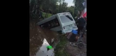 Microbús ruta 81 cae a canal en Xochimilco