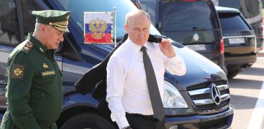 Putin llega a la feria de armamento de Moscú junto al ministro de Defensa, Serguéi Shoigú