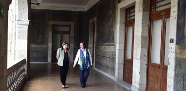 Delfina Gómez Álvarez e Irma Leticia Ramírez Amaya, secretarias saliente y entrante en Educación Publica, respectivamente, pasearon por los pasillos de la institución