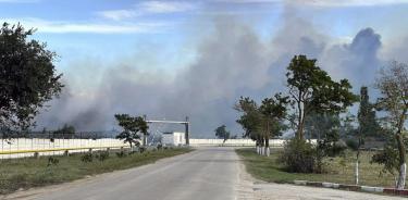 Humo del incendio en un aeródromo militar en Saki, Crimea, el 9 de agosto de 2022.