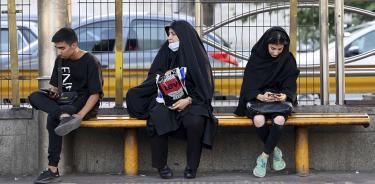 Personas esperan un autobús en Teherán, este martes 16 de agosto de 2022.