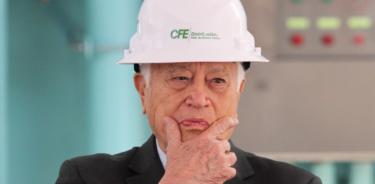 Manuel Bartlett, director de la CFE, durante la supervisión del proyecto Metro-Energía, realizado en las instalaciones de la CFE