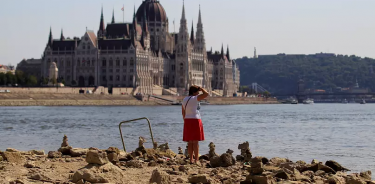 El Danubio en niveles nunca visto a su paso por el Parlamento de Budapest (Hungría)
