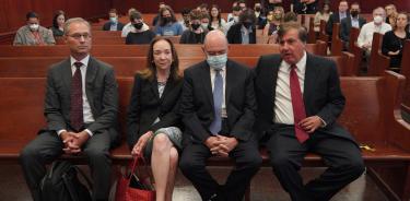 Allen Weisselberg, exdirector financiero de la Organización Trump, junto a sus abogados en la corte de Nueva York