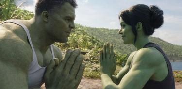 Tatiana Maslany y Mark Ruffalo en sus personajes de héroes verdes.