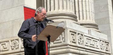 El escritor Paul Auster lee una de las obras de Salman Rushdie, hoy en Nueva York (EU).