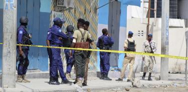 Empleados de seguridad montan guardia frente al Hotel Hayat de Mogadiscio tras el ataque terrorista de este sábado 20 de agosto de 2022.