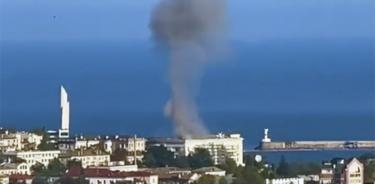 Captura de pantalla del humo resultante del dron ucraniano estrellado en la base del Estado Mayor de la flota rusa en el Mar Negro, este sábado 20 de agosto de 2022.
