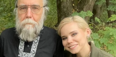 Daria Duguina junto a su padre, el ideólogo del ultranacionalismo ruso, Alexander Duguin