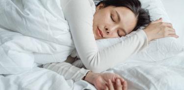 El equipo examinó en tres experimentos cómo la pérdida de sueño afecta al comportamiento humano de prestar ayuda.