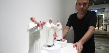 El artista chileno Pablo Maire posa junto a la escultura.