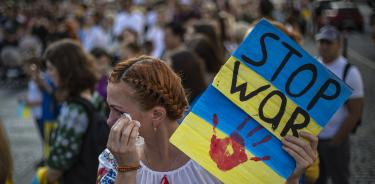 Refugiada ucraniana en Praga celebra pide el fin de la guerra de Rusia contra su país