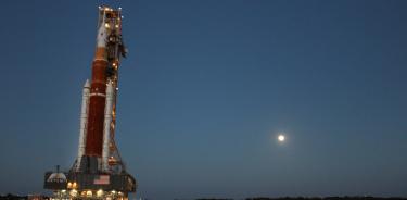 El Artemis I  se mueve sobre un transportador hacia su plataforma de lanzamiento el 17 de marzo en el Centro Espacial Kennedy.