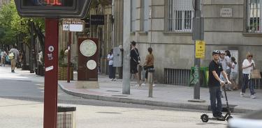 Un termómetro marca 49 grados centígrados en la calle Concejo, durante la segunda ola de calor de verano en España.