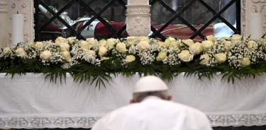 El papa Francisco reza ante la tumba de Celestino V en la basílica de L´Aquila