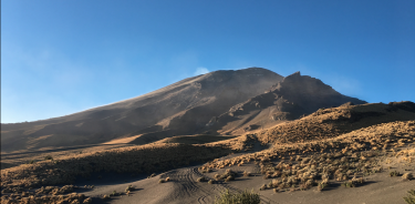 Paraje cercano a Tlamacas al fondo el cráter del volcán.