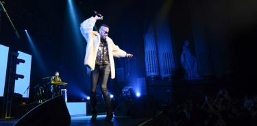 El público se encontró de pie desde el primer momento, mientras que el cantante bailaba por todo el escenario con su abrigo blanco.