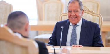 El canciller ruso, Serguéi Lavrov, recibe sonriente a su homólogo de Serbia, uno de los pocos aliados del Kremlin en Europa