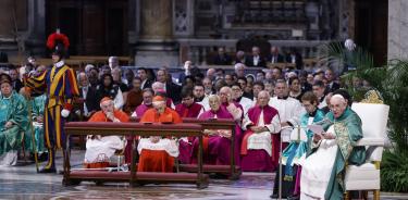 El papa oficia la misa cardenalicia en la Basílica de San Pedro