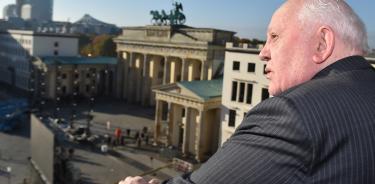 Gorbachov contempla la puerta de Brandenburgo de Berlin. La caída del Muro estará siempre unida a la historia del último presidente de la URSS