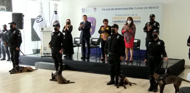 La fiscal general de Justicia de la CDMX, Ernestina Godoy, entregó su placa a los cuatro primeros agentes de la Unidad Canina de la Policía de Investigación.