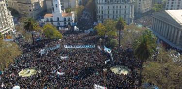 Miles de personas llenan la plaza de Mayo y sus alrededores, en el centro de Buenos Aires, en apoyo a Cristina Kirchner