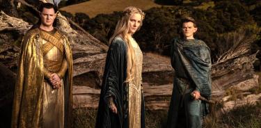 Benjamin Walker como el Gran rey Gil-galad; Morfydd Clark como Galadriel, y Robert Aramayo como Elrond.