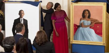 Barack y Michelle Obama, ante sus retratos en la Casa Blanca