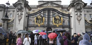 Personas se concentran frente al acceso principal del palacio de Buckingham, este jueves 8 de septiembre de 2022 en Londres.
