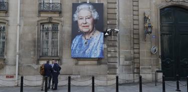 Un retrato de Isabel II cuelga afuera de la embajada británica en París, Francia, este jueves 8 de septiembre de 2022.
