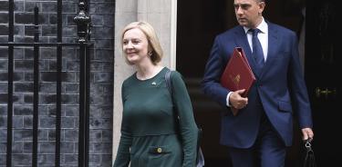 La primera minsitra británica, Liz Truss, abandona la residencia oficial del número 10 de Downing Street este jueves 8 de septiembre de 2022.
