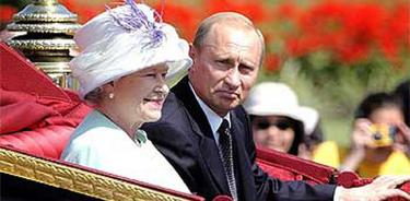 Isabel II y Vladímir Putin, durante una visita del presidente ruso a Londres en 2003.