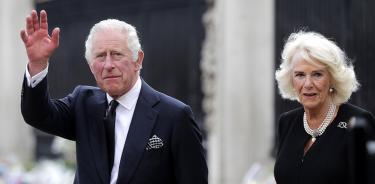 El rey de Inglaterra, Carlos III, y la reina consorte, Camila, saludan al público este viernes 9 de septiembre de 2022 en Londres.