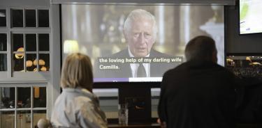 Personas ven el primer discurso público del rey Carlos III de Inglaterra en un pub en Londdres, este viernes 9 de septiembre de 2022.