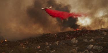 Un avión arroja retardante del fuego sobre el incendio Fairview en California, este martes 6 de septiembre de 2022.