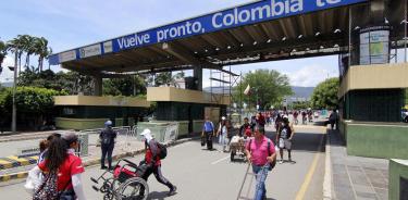 Personas cruzan el puente internacional Simón Bolívar, en Cúcuta (Colombia), en una fotografía de archivo.