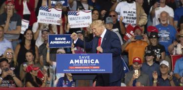 Donald Trump abandona un mitin político el 3 de septiembre de 2022 en Wilkes-Barre, Pensilvania.