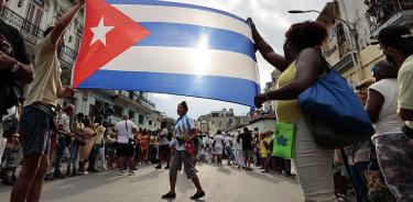 Cubanos y cubanas participan en la procesión de la Virgen de la Caridad, patrona de Cuba, este jueves 8 de septiembre en centro Habana.