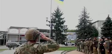 Soldados ucranianos izan la bandera nacional en Balakliya, una de las ciudades recuperadas en los alrededores de Járkov