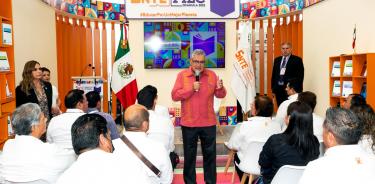 El secretario general del sindicato, Alfonso Cepeda Salas participó en el stand de su organización en la edición 24 de la Feria Internacional del Libro (FIL) Coahuila 2022.