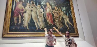 En una imagen de julio pasado, activistas climáticos del grupo italiano 'Ultima Generazione', pusieron sus manos sobre una de las pinturas mas emblemáticas del Renacimiento: 'la Primavera', del icónico artista Sandro Boticelli.