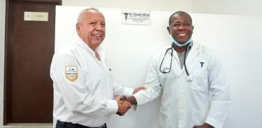 El comisionado del Instituto Nacional de Migración, Francisco Garduño, saluda al médico haitiano, Alfred Claudel, quien hace 15 años, labora en la estación migratoria de Tampico, Tamaulipas