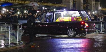 El coche fúnebre con los restos mortales de Isabell en el momento de cruzar la verja del palacio de Buckingham