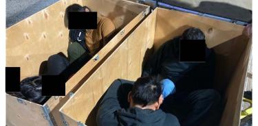 Fotografía cedida por el Departamento de Justicia de Estados Unidos donde aparecen unos inmigrantes indocumentados metidos dentro de unas cajas transportadas por camiones que cruzan la frontera