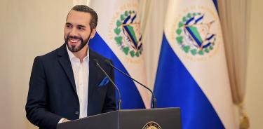El presidente de El Salvador, Nayib Bukele, habla durante una transmisión de televisión, este viernes 16 de septiembre en San Salvador.