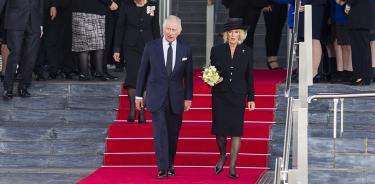 El rey Carlos III de Inglaterra y la reina consorte, Camilla, abandonan el Senedd, en Cardiff, Gales, para viajar a Londres, este viernes 16 de septiembre de 2022.