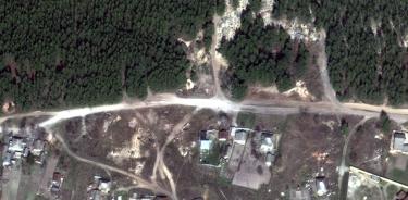 Imagen satelital del acceso al cementerio de Izium, en la zona donde se hallaron el viernes 400 tumbas clandestinas.