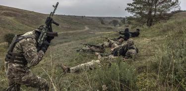 Voluntarios del Batallón Dzjokhtar Dudayev entrenan técnica de disparo en la región de Kiev, este sábado 17 de septiembre de 2022.